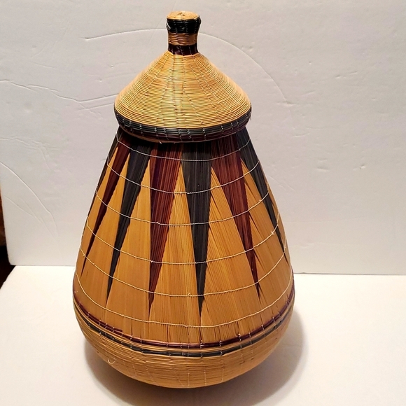 African Rwandan Tutsi Lidded Basket Hand Woven Basket with Geometric Design - Picture 3 of 11